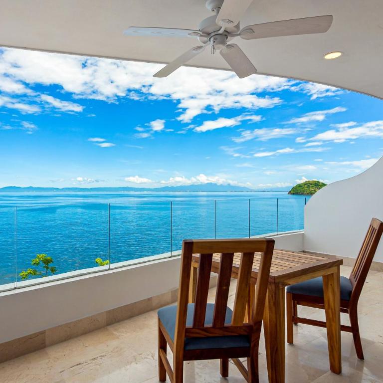 Stylish waterfront condo with amazing pool, hot tub & balcony - Vacation Home - 23