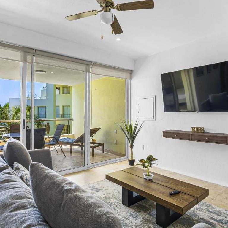Stylish beach condo with private balcony, pool, AC and fitness room - Casa - 3