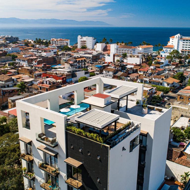 Luxury condo with shared rooftop pool and lounge, private washer/dryer - Vacation Home - 47