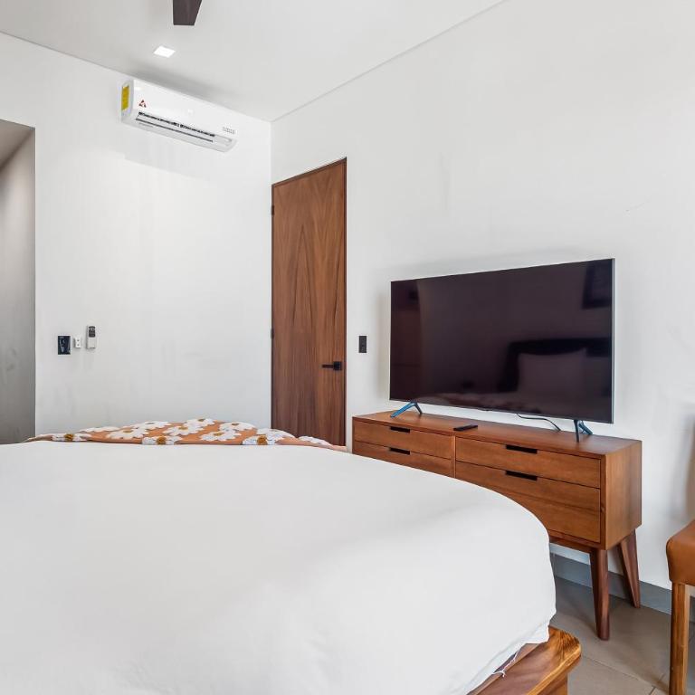 Luxury condo with shared rooftop pool and lounge, private washer/dryer - Vacation Home - 16