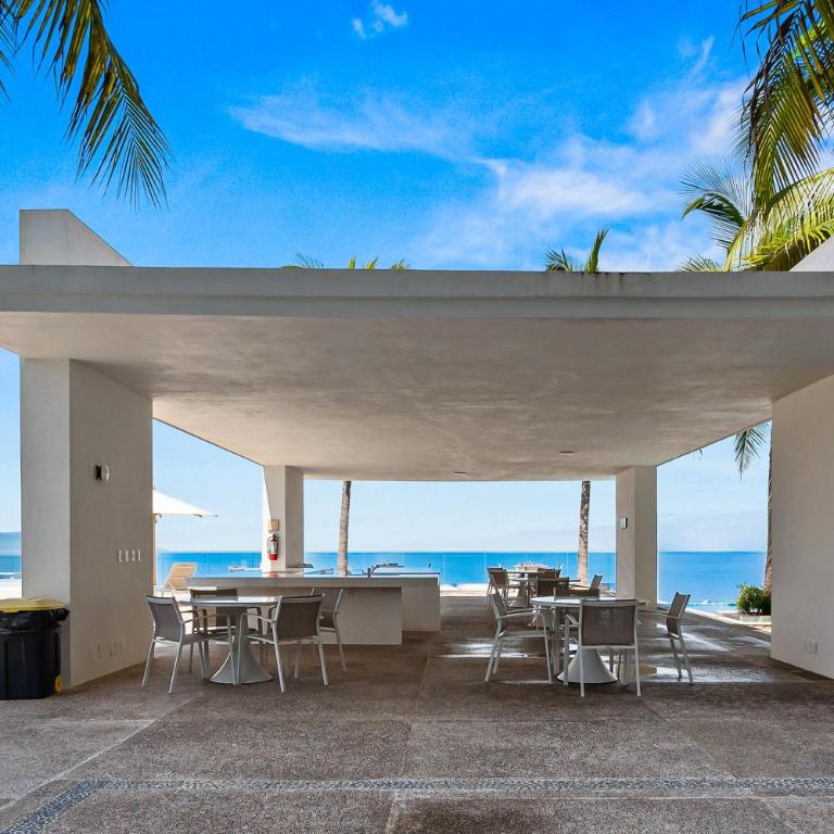 Luxury apartment with infinity pool, ocean views, balcony & easy downtown access - Casa - 36