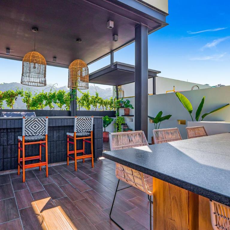 Luxury condo with shared rooftop pool and lounge, private washer/dryer - Vacation Home - 28