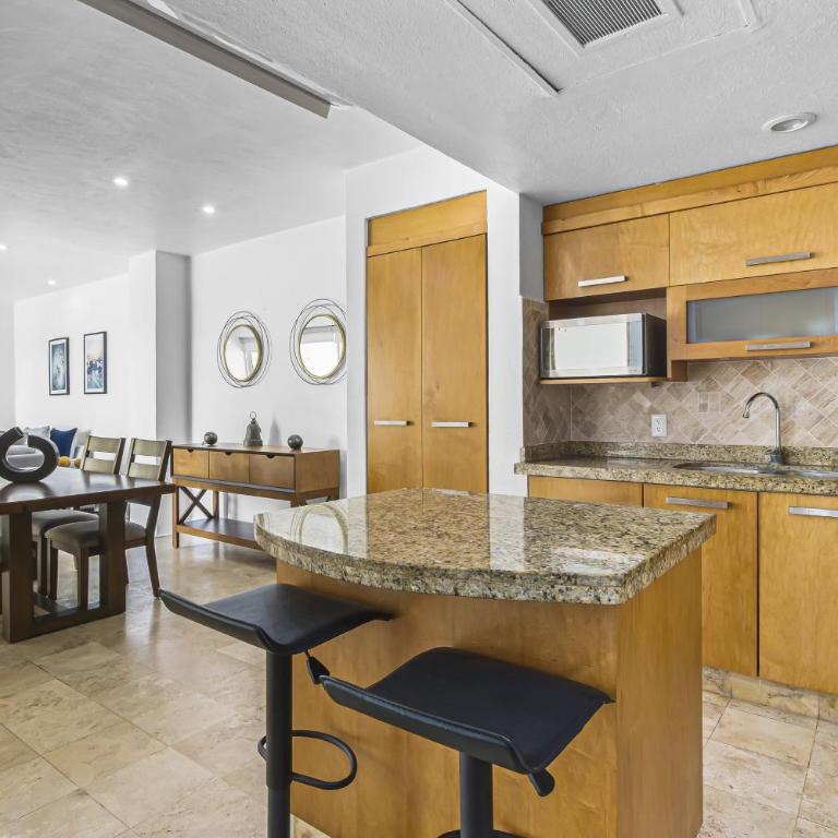 Stylish beach condo with private balcony, pool, AC and fitness room - Casa - 11