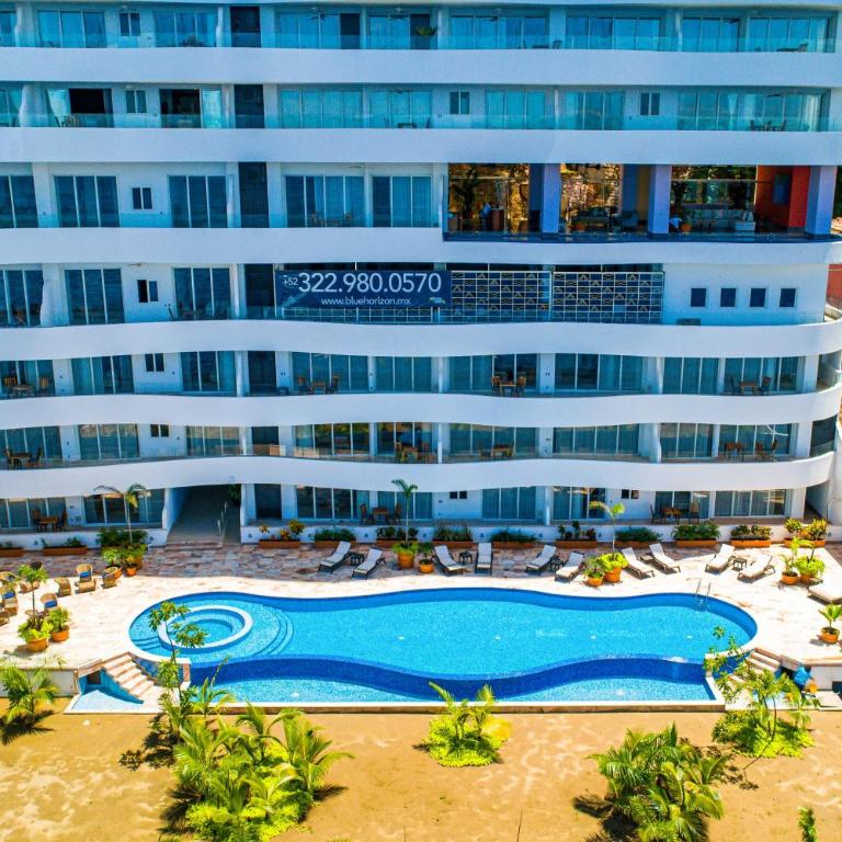 Stylish waterfront condo with amazing pool, hot tub & balcony - Vacation Home - 3