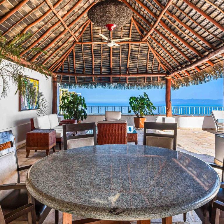 Elegant multi-level penthouse with rooftop Jacuzzi, bay views, pool & game room - Casa - 40