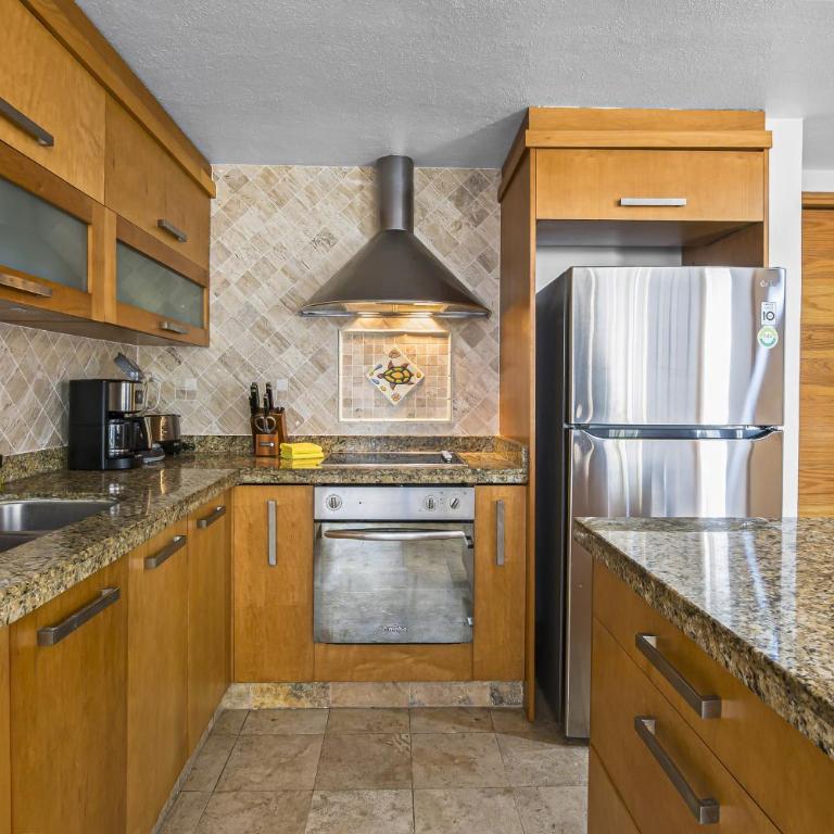 Stylish beach condo with private balcony, pool, AC and fitness room - Casa - 9