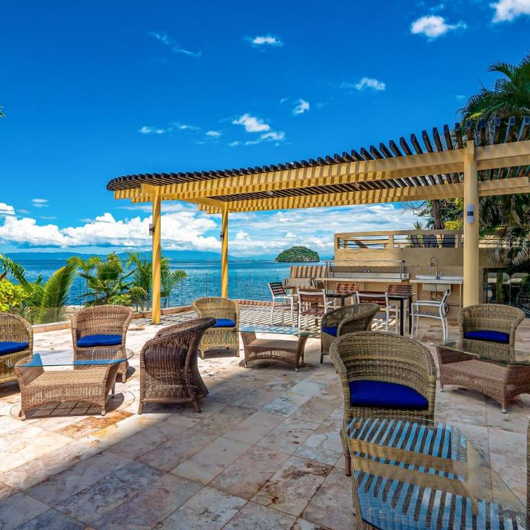 Stylish waterfront condo with amazing pool, hot tub & balcony - Vacation Home - 22