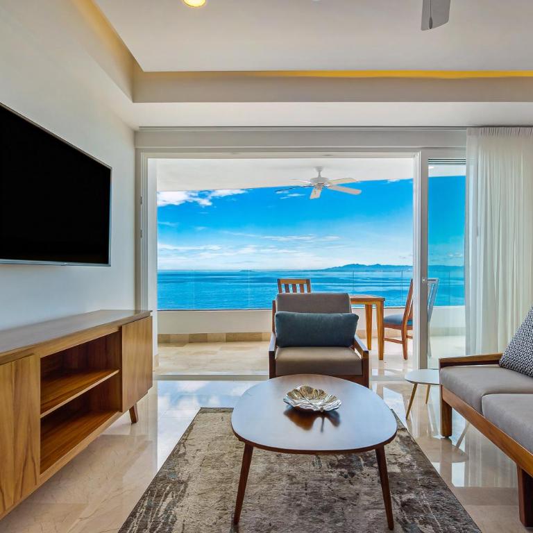 Stylish waterfront condo with amazing pool, hot tub & balcony - Vacation Home - 9