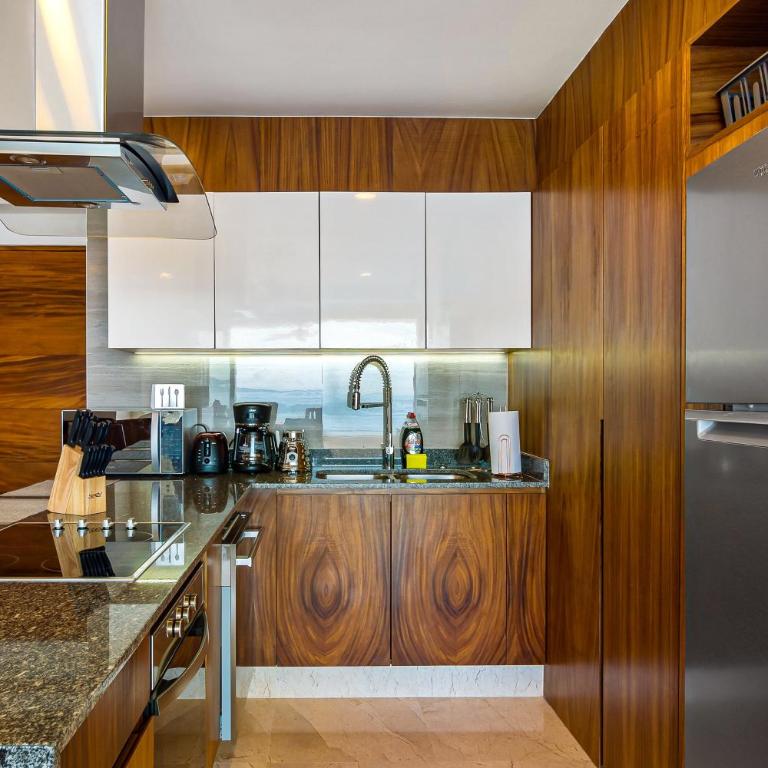 Stylish waterfront condo with amazing pool, hot tub & balcony - Vacation Home - 11