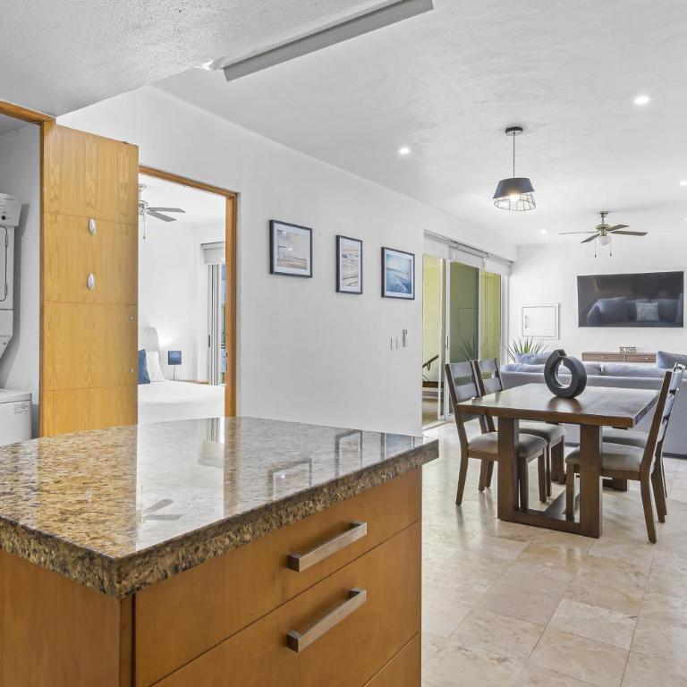 Stylish beach condo with private balcony, pool, AC and fitness room - Casa - 10