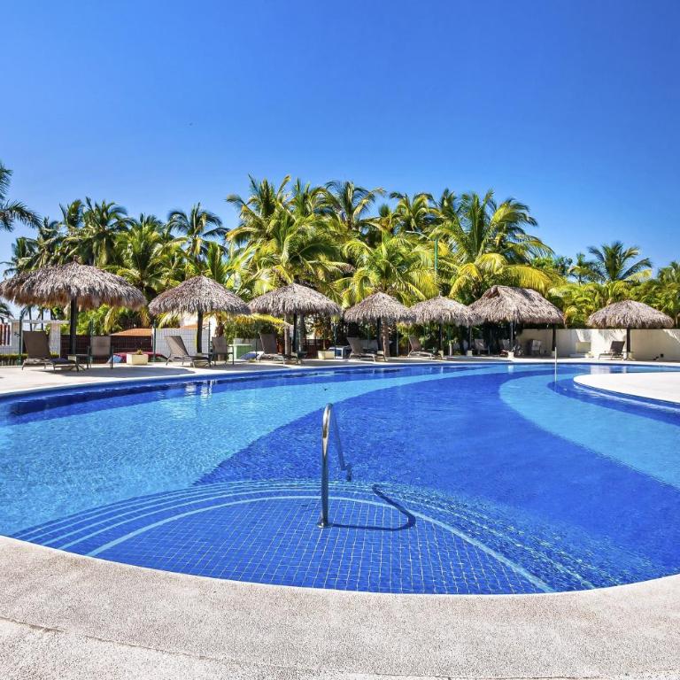 Stylish beach condo with private balcony, pool, AC and fitness room - Casa - 48