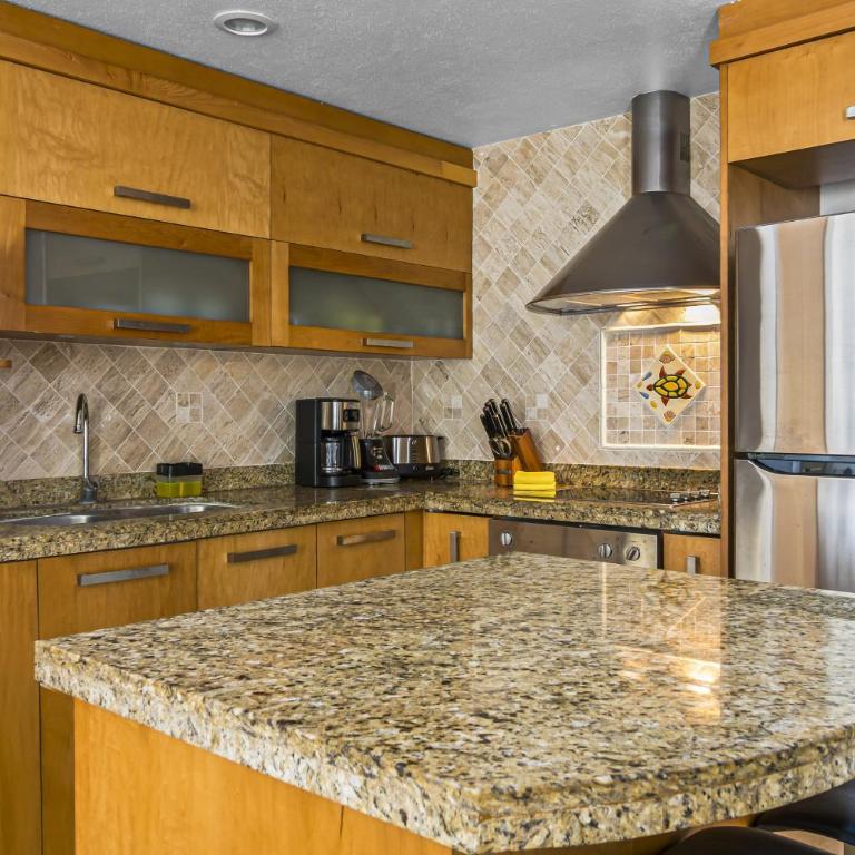 Stylish beach condo with private balcony, pool, AC and fitness room - Casa - 8