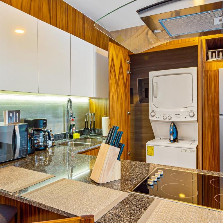 Stylish waterfront condo with amazing pool, hot tub & balcony - Vacation Home - 13