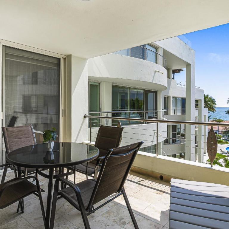 Stylish beach condo with private balcony, pool, AC and fitness room - Casa - 30