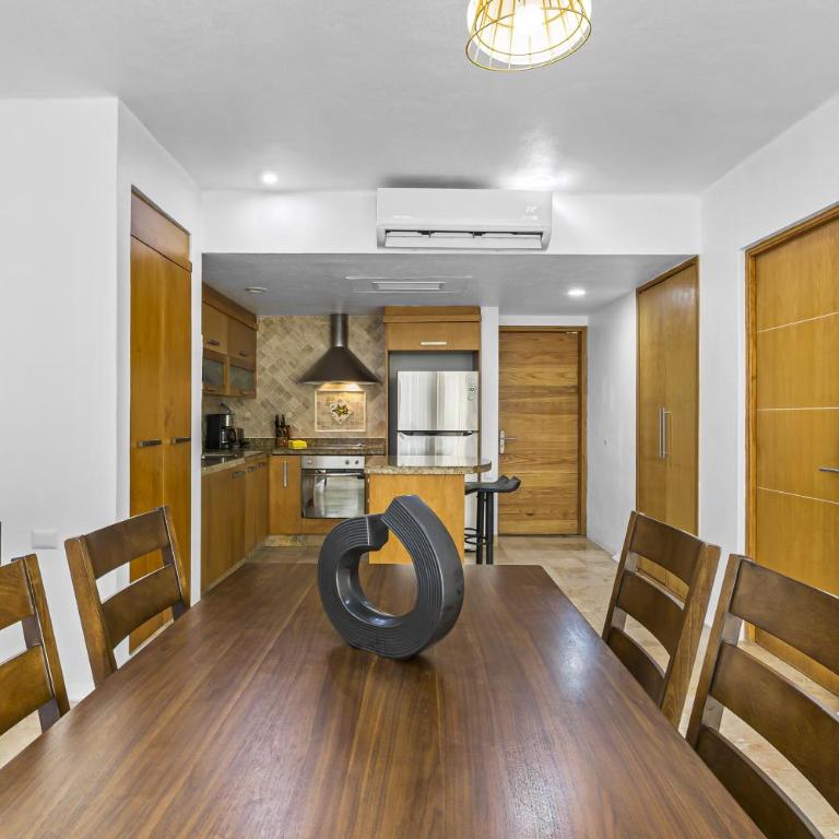 Stylish beach condo with private balcony, pool, AC and fitness room - Casa - 15