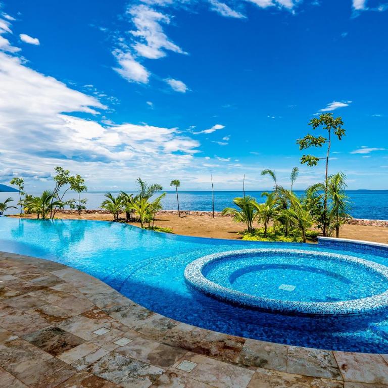 Stylish waterfront condo with amazing pool, hot tub & balcony - Vacation Home - 38