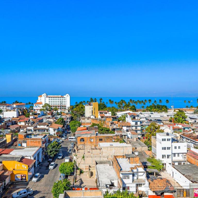 Luxury condo with shared rooftop pool and lounge, private washer/dryer - Vacation Home - 52