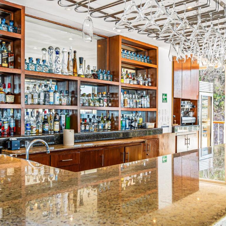 Elegant hillside villa with panoramic views, pool, hot tub & luxe interiors - Vacation Home - 29