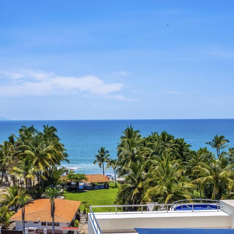 Stylish beach condo with private balcony, pool, AC and fitness room - Casa - 53