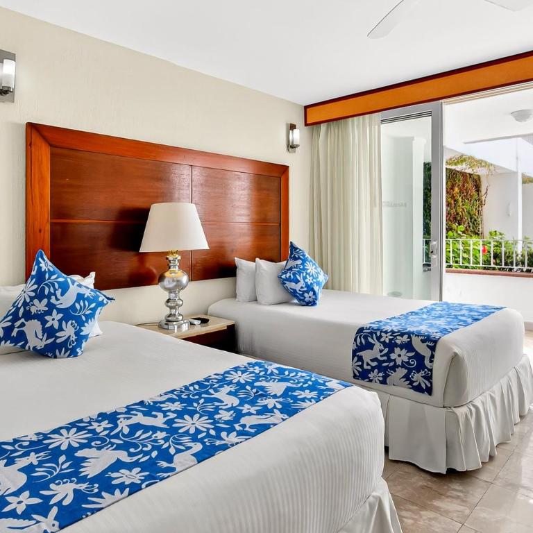 Elegant hillside villa with panoramic views, pool, hot tub & luxe interiors - Vacation Home - 16
