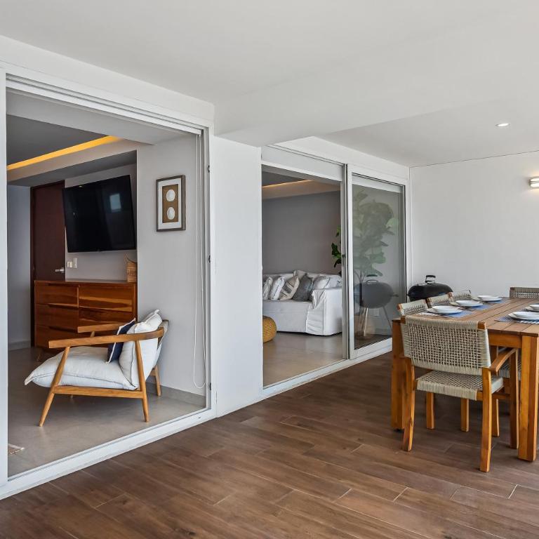 Luxury apartment with infinity pool, ocean views, balcony & easy downtown access - Casa - 35