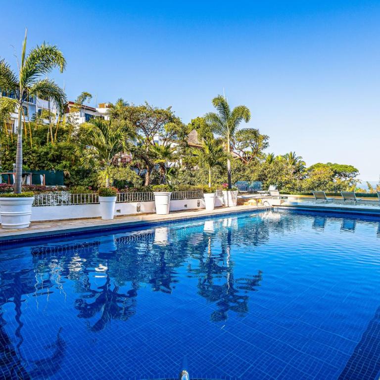 Elegant hillside villa with panoramic views, pool, hot tub & luxe interiors - Vacation Home - 38