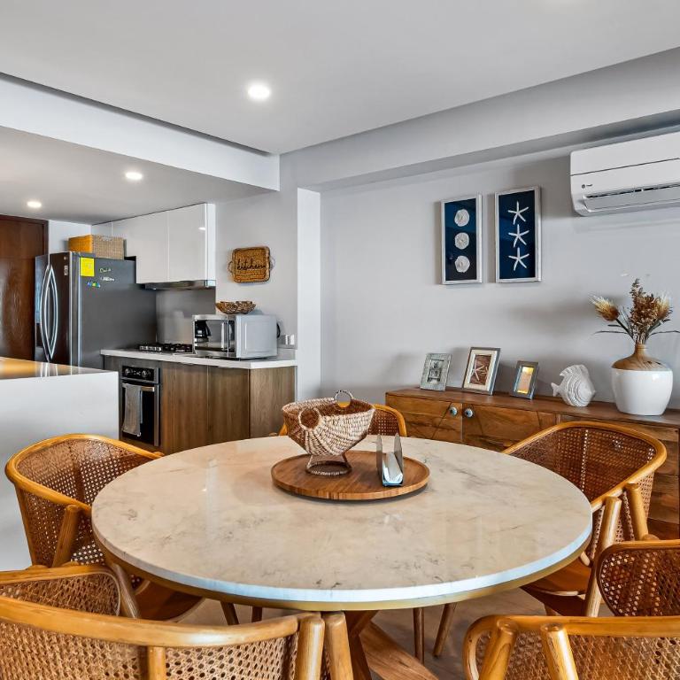 Luxury apartment with infinity pool, ocean views, balcony & easy downtown access - Casa - 11