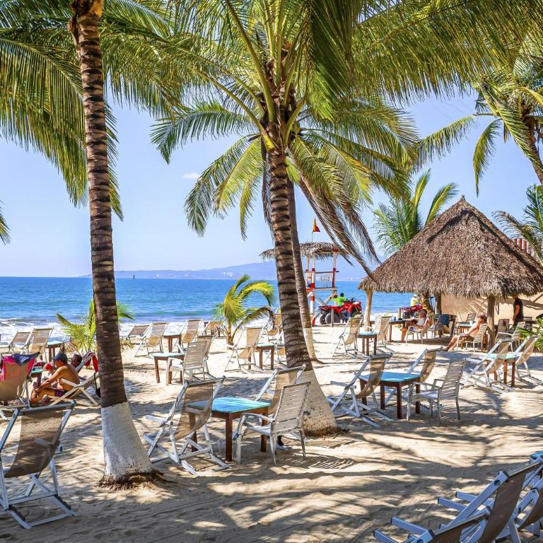 Stylish beach condo with private balcony, pool, AC and fitness room - Casa - 52