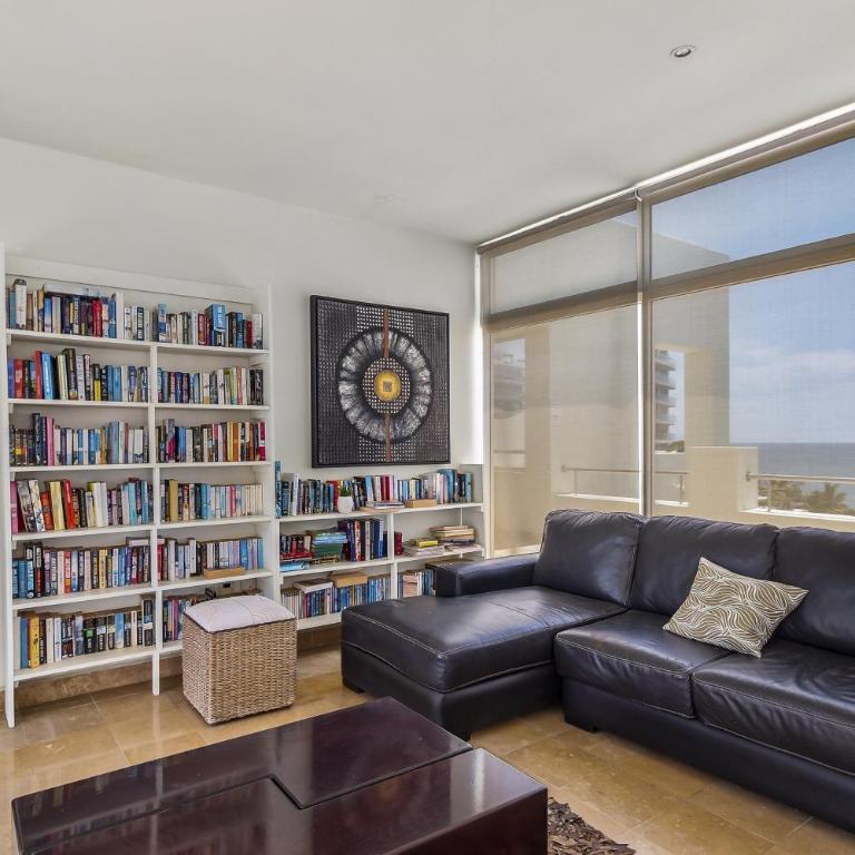 Stylish beach condo with private balcony, pool, AC and fitness room - Casa - 7
