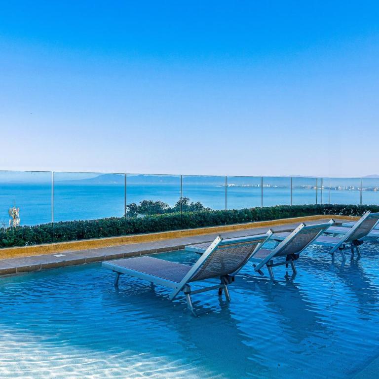 Elegant hillside villa with panoramic views, pool, hot tub & luxe interiors - Vacation Home - 39