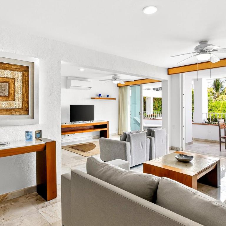 Elegant hillside villa with panoramic views, pool, hot tub & luxe interiors - Vacation Home - 4