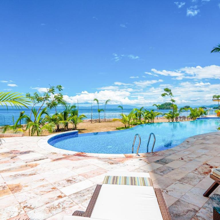 Lavish seaside escape with oceanfront views, amazing pool & pool spa - Casa - 28