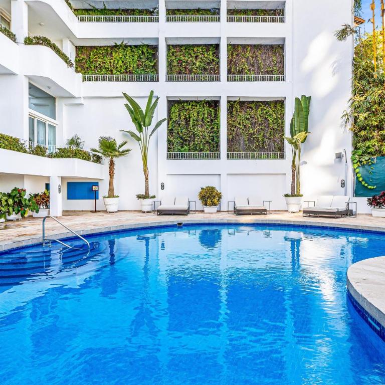 Elegant hillside villa with panoramic views, pool, hot tub & luxe interiors - Vacation Home - 2