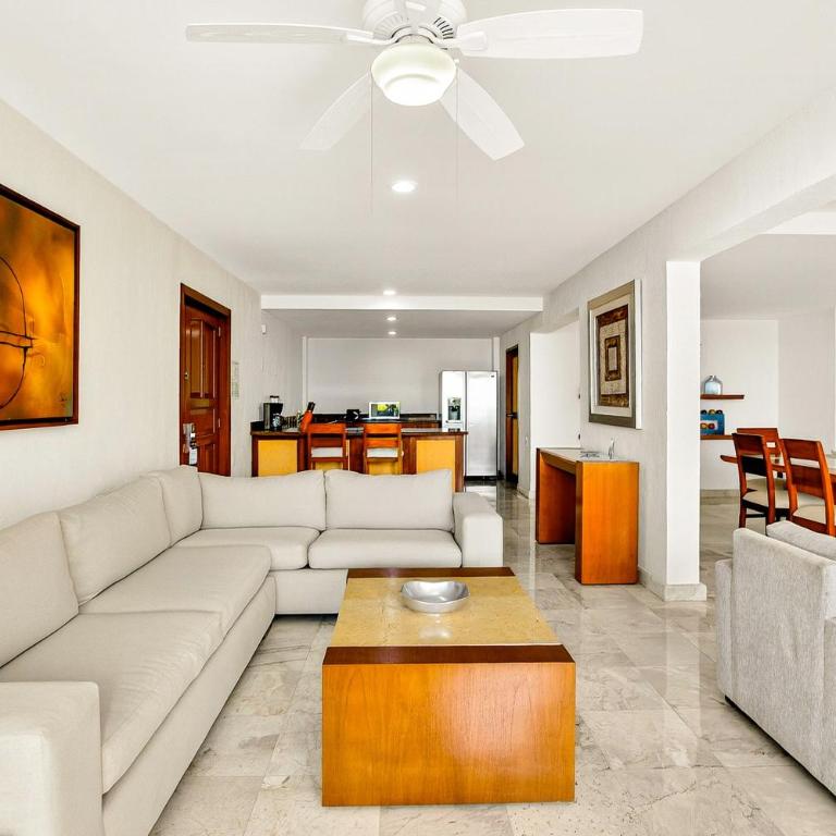 Elegant hillside villa with panoramic views, pool, hot tub & luxe interiors - Vacation Home - 3