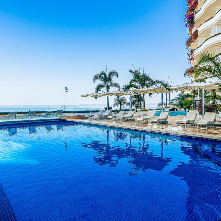Elegant hillside villa with panoramic views, pool, hot tub & luxe interiors - Vacation Home - 40