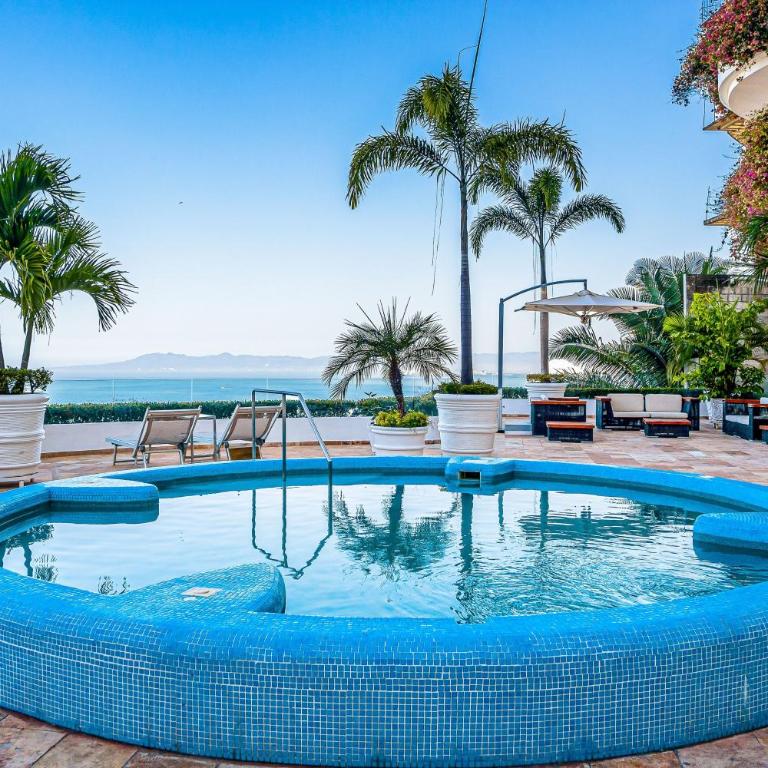 Elegant hillside villa with panoramic views, pool, hot tub & luxe interiors - Vacation Home - 41