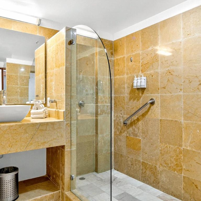 Elegant hillside villa with panoramic views, pool, hot tub & luxe interiors - Vacation Home - 19