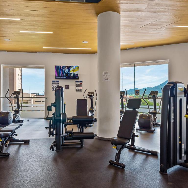 Luxury apartment with infinity pool, ocean views, balcony & easy downtown access - Casa - 42