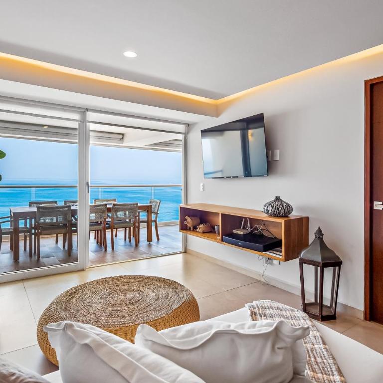 Luxury apartment with infinity pool, ocean views, balcony & easy downtown access - Casa - 9