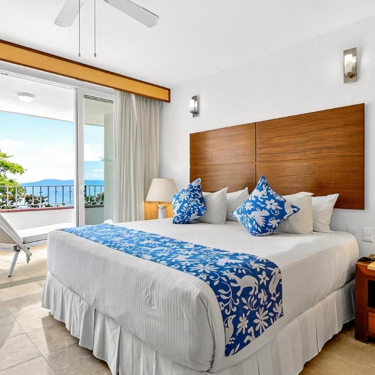 Elegant hillside villa with panoramic views, pool, hot tub & luxe interiors - Vacation Home - 12