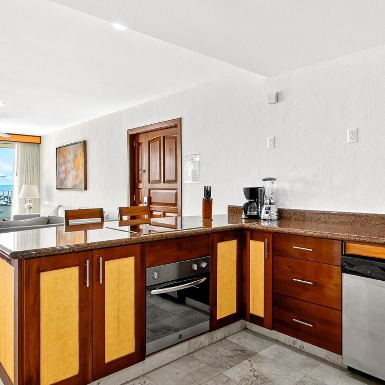 Elegant hillside villa with panoramic views, pool, hot tub & luxe interiors - Vacation Home - 9