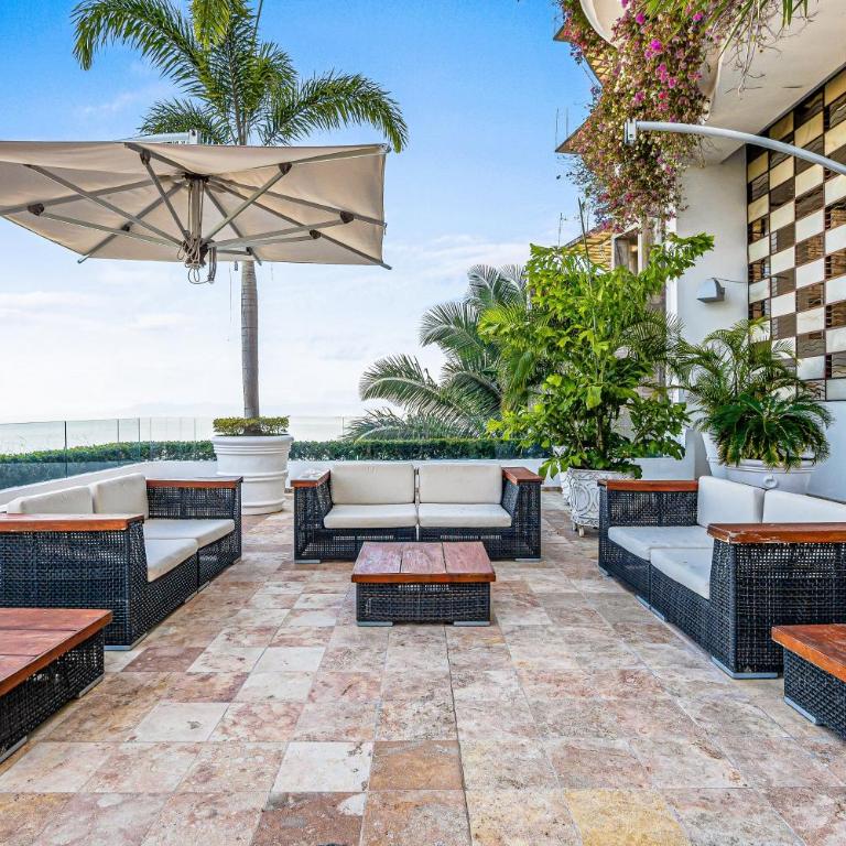 Elegant hillside villa with panoramic views, pool, hot tub & luxe interiors - Vacation Home - 46