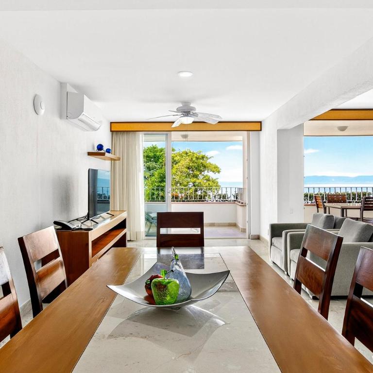 Elegant hillside villa with panoramic views, pool, hot tub & luxe interiors - Vacation Home - 8