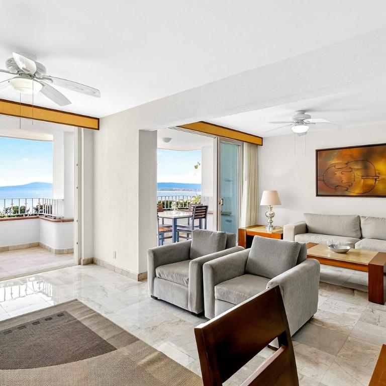 Elegant hillside villa with panoramic views, pool, hot tub & luxe interiors - Vacation Home - 6