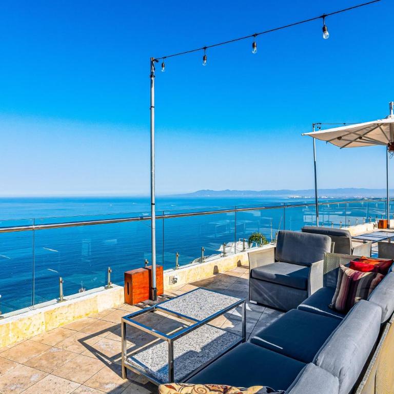Elegant hillside villa with panoramic views, pool, hot tub & luxe interiors - Vacation Home - 47