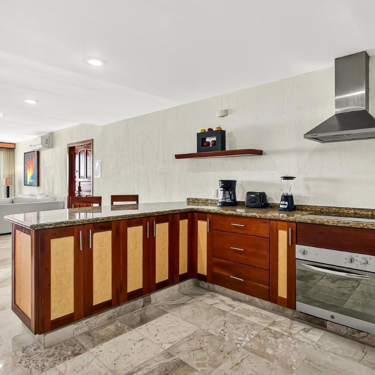Spacious oceanview suite with heated pool, hot tub & terraces for lounging - Vacation Home - 11