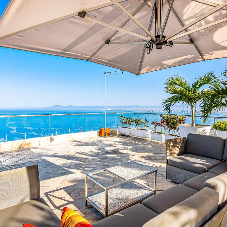 Elegant hillside villa with panoramic views, pool, hot tub & luxe interiors - Vacation Home - 48