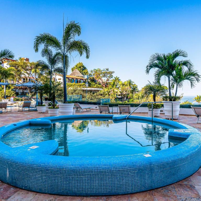 Elegant hillside villa with panoramic views, pool, hot tub & luxe interiors - Vacation Home - 49