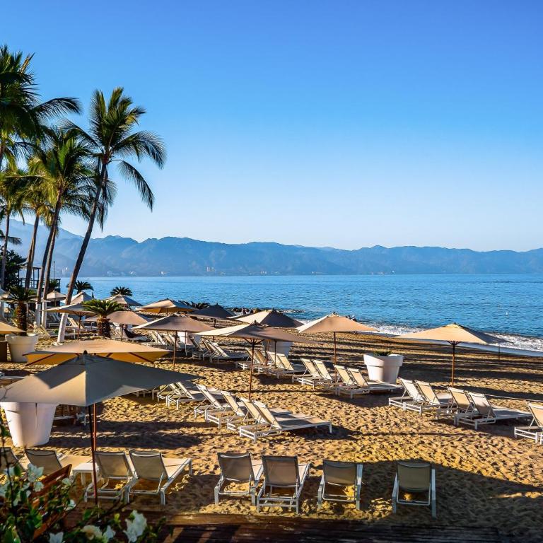 Tropical & modern condo with scenic balcony, hot tub, pool - amazing views - Vacation Home - 43
