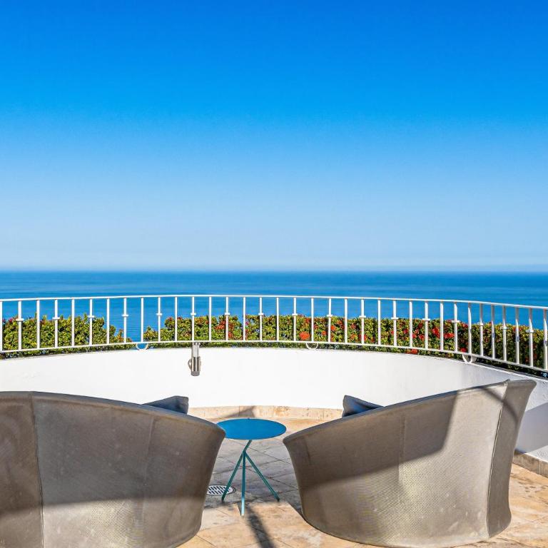 Elegant hillside villa with panoramic views, pool, hot tub & luxe interiors - Vacation Home - 35